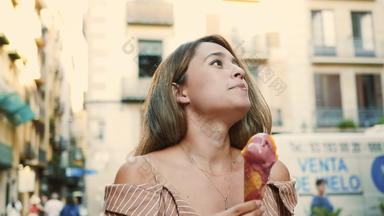 <strong>微笑女人</strong>走冰淇淋锥快乐的女孩舔意式冰激凌户外